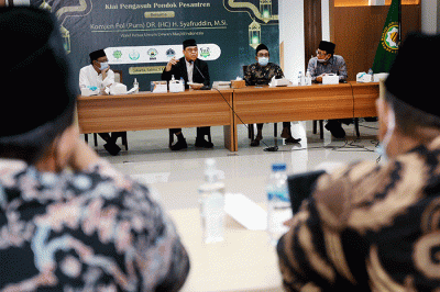 Wakil Ketua Umum Dewan Masjid Indonesia Komjen Pol (Purn) DR. (HC) H. Syafruddin silaturahmi bersama para kiai pengasuh Pondok Pesantren Modern dan Tradisional.