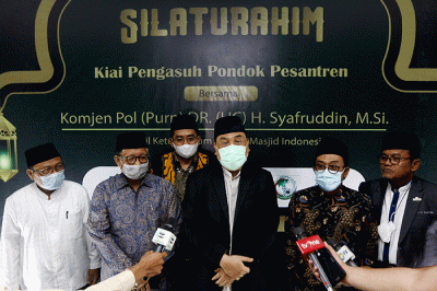 Wakil Ketua Umum Dewan Masjid Indonesia Komjen Pol (Purn) DR. (HC) H. Syafruddin silaturahmi bersama para kiai pengasuh Pondok Pesantren Modern dan Tradisional.