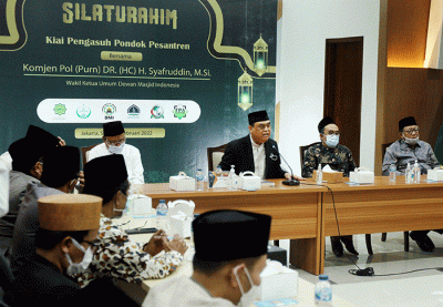 Wakil Ketua Umum Dewan Masjid Indonesia Komjen Pol (Purn) DR. (HC) H. Syafruddin silaturahmi bersama para kiai pengasuh Pondok Pesantren Modern dan Tradisional.