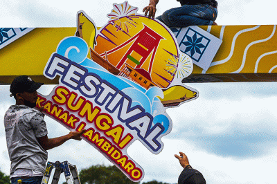 Abaikan protokol kesehatan tidak menjaga jarak dan menimbulkan kerumunan di hari pertama, Festival Sungai Sekanak Lambidaro dihentikan, Minggu (6/2/2022).