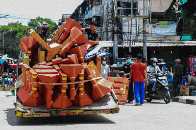 Abaikan protokol kesehatan tidak menjaga jarak dan menimbulkan kerumunan di hari pertama, Festival Sungai Sekanak Lambidaro dihentikan, Minggu (6/2/2022).