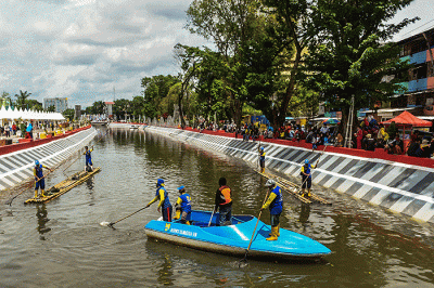Abaikan protokol kesehatan tidak menjaga jarak dan menimbulkan kerumunan di hari pertama, Festival Sungai Sekanak Lambidaro dihentikan, Minggu (6/2/2022).