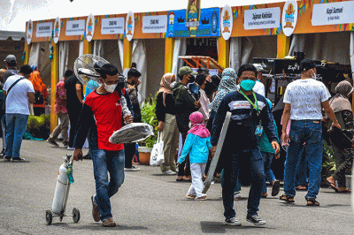 Abaikan protokol kesehatan tidak menjaga jarak dan menimbulkan kerumunan di hari pertama, Festival Sungai Sekanak Lambidaro dihentikan, Minggu (6/2/2022).