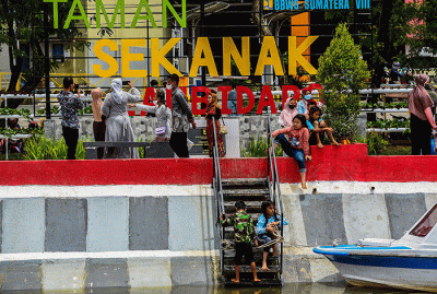 Abaikan protokol kesehatan tidak menjaga jarak dan menimbulkan kerumunan di hari pertama, Festival Sungai Sekanak Lambidaro dihentikan, Minggu (6/2/2022).