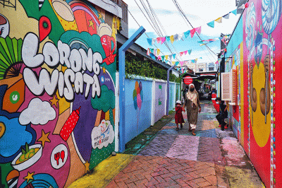 Anak-anak bermain di kawasan lorong wisata Bambapuang, Kecamatan Makassar, Kota Makassar, Minggu (6/2/2022).