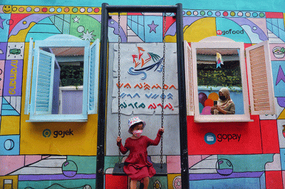 Anak-anak bermain di kawasan lorong wisata Bambapuang, Kecamatan Makassar, Kota Makassar, Minggu (6/2/2022).