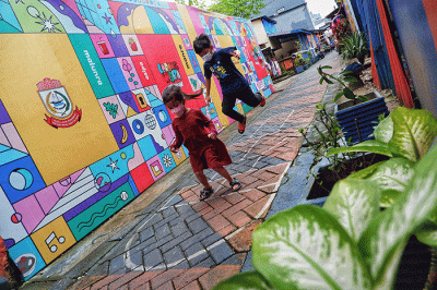 Anak-anak bermain di kawasan lorong wisata Bambapuang, Kecamatan Makassar, Kota Makassar, Minggu (6/2/2022).