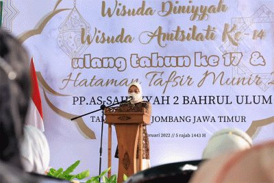Menteri Ketenagakerjaan Ida Fauziyah, mengingatkan kalangan santri untuk memperkuat diri dengan keterampilan bidang teknologi dan informasi.