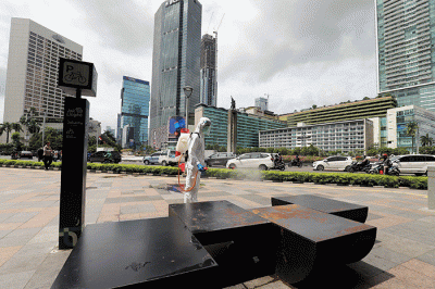 Petugas PMI Jakarta menyemprotkan disinfektan ke kursi di kawasan Thamrin, Bundaran HI, Jakarta, Senin (7/2/2022).