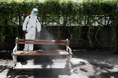 Petugas PMI Jakarta menyemprotkan disinfektan ke kursi di kawasan Thamrin, Bundaran HI, Jakarta, Senin (7/2/2022).