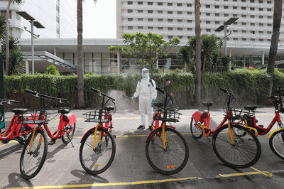 Petugas PMI Jakarta menyemprotkan disinfektan ke kursi di kawasan Thamrin, Bundaran HI, Jakarta, Senin (7/2/2022).