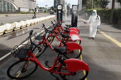 Petugas PMI Jakarta menyemprotkan disinfektan ke kursi di kawasan Thamrin, Bundaran HI, Jakarta, Senin (7/2/2022).