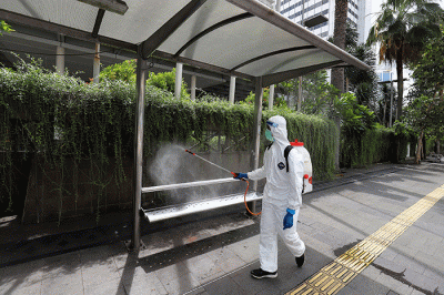 Petugas PMI Jakarta menyemprotkan disinfektan ke kursi di kawasan Thamrin, Bundaran HI, Jakarta, Senin (7/2/2022).