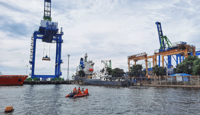 Tim SAR melakukan pencarian korban tenggelam di Pantai Benteng Panyua, Kota Makassar, Senin (7/2/2022).