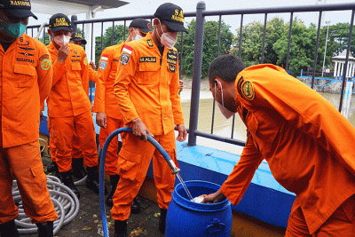 Sejumlah personel Kantor Pencarian dan Pertolongan Semarang menggelar pelatihan pemurnian air di Sungai Banjir Kanal Barat Semarang, Jawa Tengah.