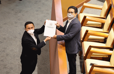 Rapat paripurna ke-14 masa persidangan III tahun sidang 2021-2022 di Gedung Nusantara II, Kompleks Parlemen Senayan, Jakarta, Selasa (8/2/2022).