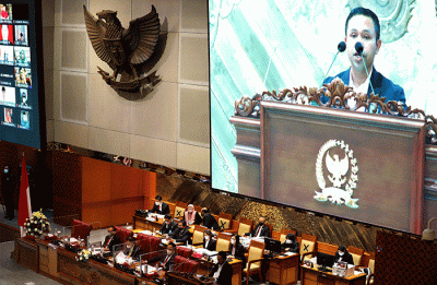 Rapat paripurna ke-14 masa persidangan III tahun sidang 2021-2022 di Gedung Nusantara II, Kompleks Parlemen Senayan, Jakarta, Selasa (8/2/2022).