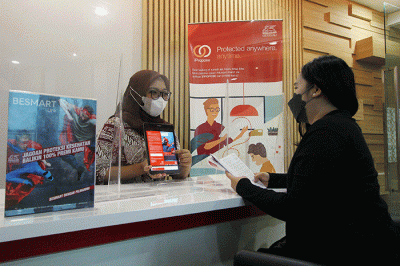 Customer service Generali sedang memberikan penjelasan kepada nasabah terkait dengan produk terbaru, BeSMART di Jakarta, Selasa (8/2/2022).