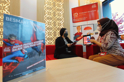 Customer service Generali sedang memberikan penjelasan kepada nasabah terkait dengan produk terbaru, BeSMART di Jakarta, Selasa (8/2/2022).