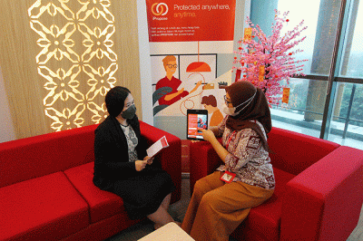 Customer service Generali sedang memberikan penjelasan kepada nasabah terkait dengan produk terbaru, BeSMART di Jakarta, Selasa (8/2/2022).
