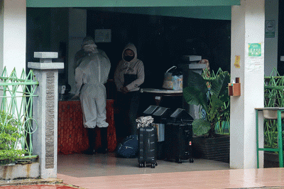 Sejumlah pasien positif Covid-19 saat tiba di Graha Wisata Taman Mini Indonesia Indah (TMII), Jakarta Timur, Selasa (8/2/2022).