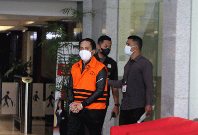 Tersangka Bupati Penajam Paser Utara Abdul Gafur usai menjalani pemeriksaan lanjutan di Gedung Merah Putih KPK, Jakarta, Selasa (8/2/2022).