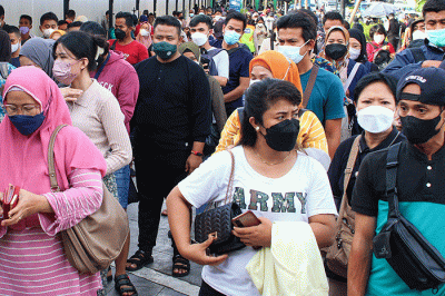 Para penumpang mengantri masuk kedalam stasiun Tanah Abang, Jakarta Pusat, Senin (7/2/2022).