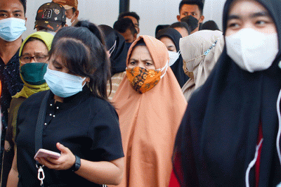 Para penumpang mengantri masuk kedalam stasiun Tanah Abang, Jakarta Pusat, Senin (7/2/2022).