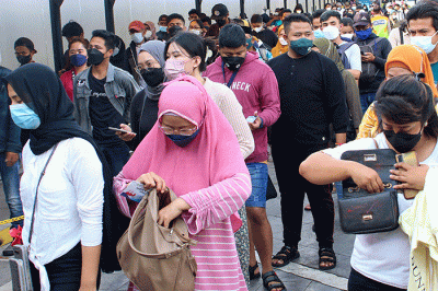 Para penumpang mengantri masuk kedalam stasiun Tanah Abang, Jakarta Pusat, Senin (7/2/2022).