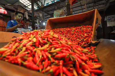 Suasana aktivitas jual beli di Pasar Induk Kramat Jati, Jakarta Timur, Selasa (8/2/2022).
