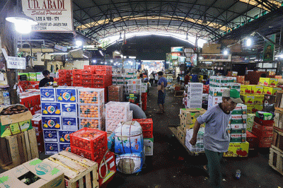 Suasana aktivitas jual beli di Pasar Induk Kramat Jati, Jakarta Timur, Selasa (8/2/2022).