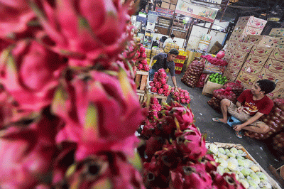 Suasana aktivitas jual beli di Pasar Induk Kramat Jati, Jakarta Timur, Selasa (8/2/2022).