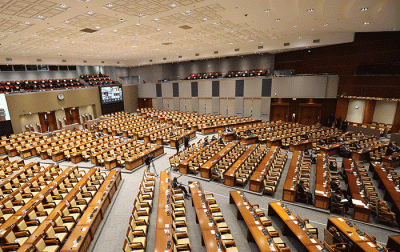 Rapat Paripurna ke-14 DPR Masa Persidangan III Tahun 2021-2022 di Kompleks Parlemen, Jakarta, Selasa (8/2/2022).