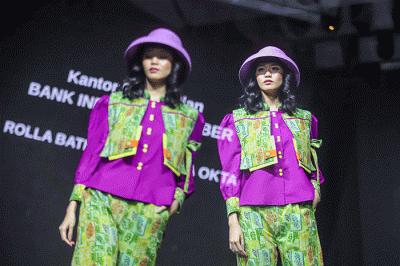 Sejumlah model bejalan di cat walk saat meperagakan busana dalam acara Jakarta Fashion Trend (JFT) 2022 di Jakarta, Rabu (9/2/2022).