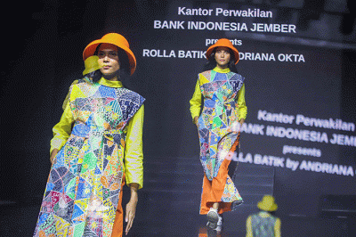 Sejumlah model bejalan di cat walk saat meperagakan busana dalam acara Jakarta Fashion Trend (JFT) 2022 di Jakarta, Rabu (9/2/2022).