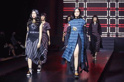 Sejumlah model bejalan di cat walk saat meperagakan busana dalam acara Jakarta Fashion Trend (JFT) 2022 di Jakarta, Rabu (9/2/2022).