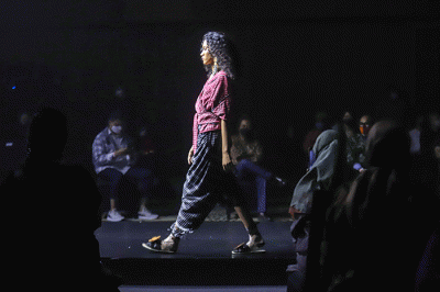 Sejumlah model bejalan di cat walk saat meperagakan busana dalam acara Jakarta Fashion Trend (JFT) 2022 di Jakarta, Rabu (9/2/2022).