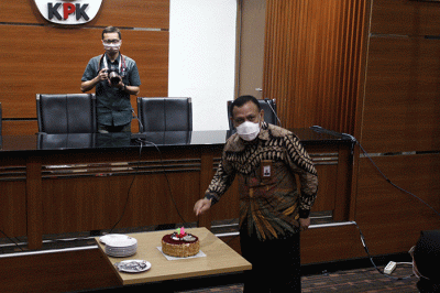 Ketua Komisi Pemberantasan Korupsi (KPK) Firli Bahuri, memberikan potongan kue kepada perwakilan jurnalis.