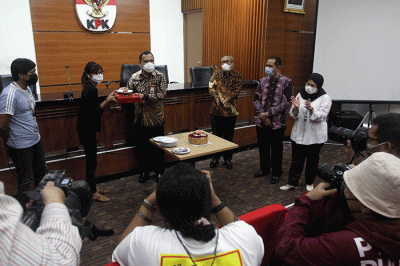 Ketua Komisi Pemberantasan Korupsi (KPK) Firli Bahuri, memberikan potongan kue kepada perwakilan jurnalis.