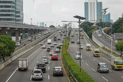Sejumlah kendaraan melintasi di ruas tol dalam kota, Jakarta, Rabu (9/2/2022).