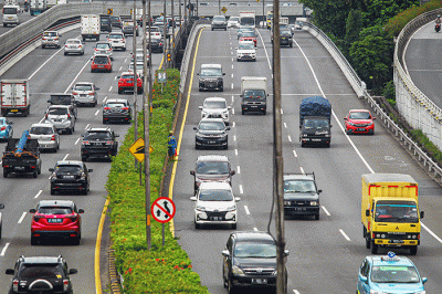 Sejumlah kendaraan melintasi di ruas tol dalam kota, Jakarta, Rabu (9/2/2022).
