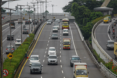 Sejumlah kendaraan melintasi di ruas tol dalam kota, Jakarta, Rabu (9/2/2022).