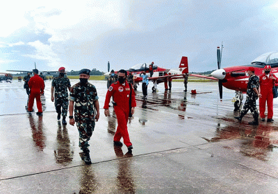 Tujuh pesawat Jupiter Aerobatic Team (JAT) TNI AU, yang akan tampil pada Singapore Air Show (SAS) 2022, tiba di Lanud Hang Nadiem, Batam, Rabu (9/2/2022).