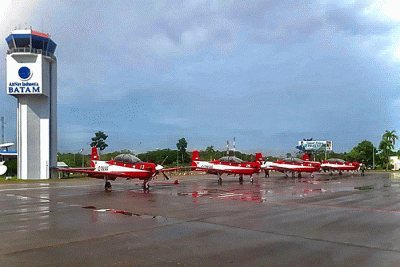Tujuh pesawat Jupiter Aerobatic Team (JAT) TNI AU, yang akan tampil pada Singapore Air Show (SAS) 2022, tiba di Lanud Hang Nadiem, Batam, Rabu (9/2/2022).