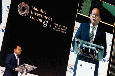 Wamen BUMN II Kartika Wirjoatmodjo saat menerima cinderamata dari Direktur Utama Bank Mandiri Darmawan Junaidi pada acara Mandiri investment Forum 2022.