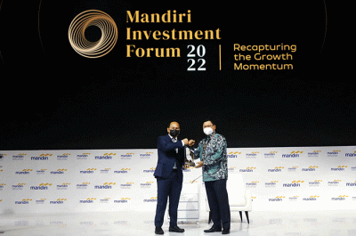 Wamen BUMN II Kartika Wirjoatmodjo saat menerima cinderamata dari Direktur Utama Bank Mandiri Darmawan Junaidi pada acara Mandiri investment Forum 2022.