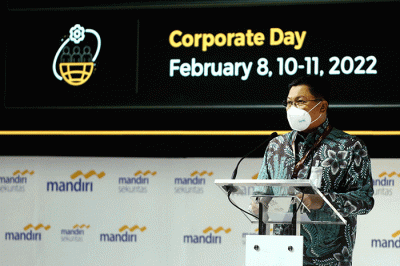 Wamen BUMN II Kartika Wirjoatmodjo saat menerima cinderamata dari Direktur Utama Bank Mandiri Darmawan Junaidi pada acara Mandiri investment Forum 2022.