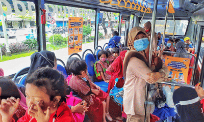 Antusiasme penumpang Teman Bus di depan pintu masuk Mal Panakukang, Makasssr, Rabu (9/2/2022).