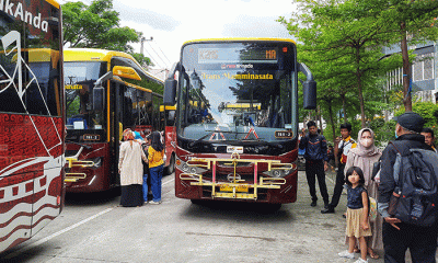 Antusiasme penumpang Teman Bus di depan pintu masuk Mal Panakukang, Makasssr, Rabu (9/2/2022).
