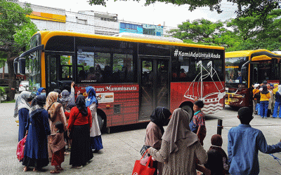 Antusiasme penumpang Teman Bus di depan pintu masuk Mal Panakukang, Makasssr, Rabu (9/2/2022).